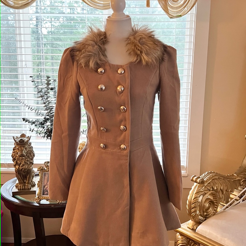 Elegant Tan Double-Breasted Women's Coat with Faux Fur Collar
